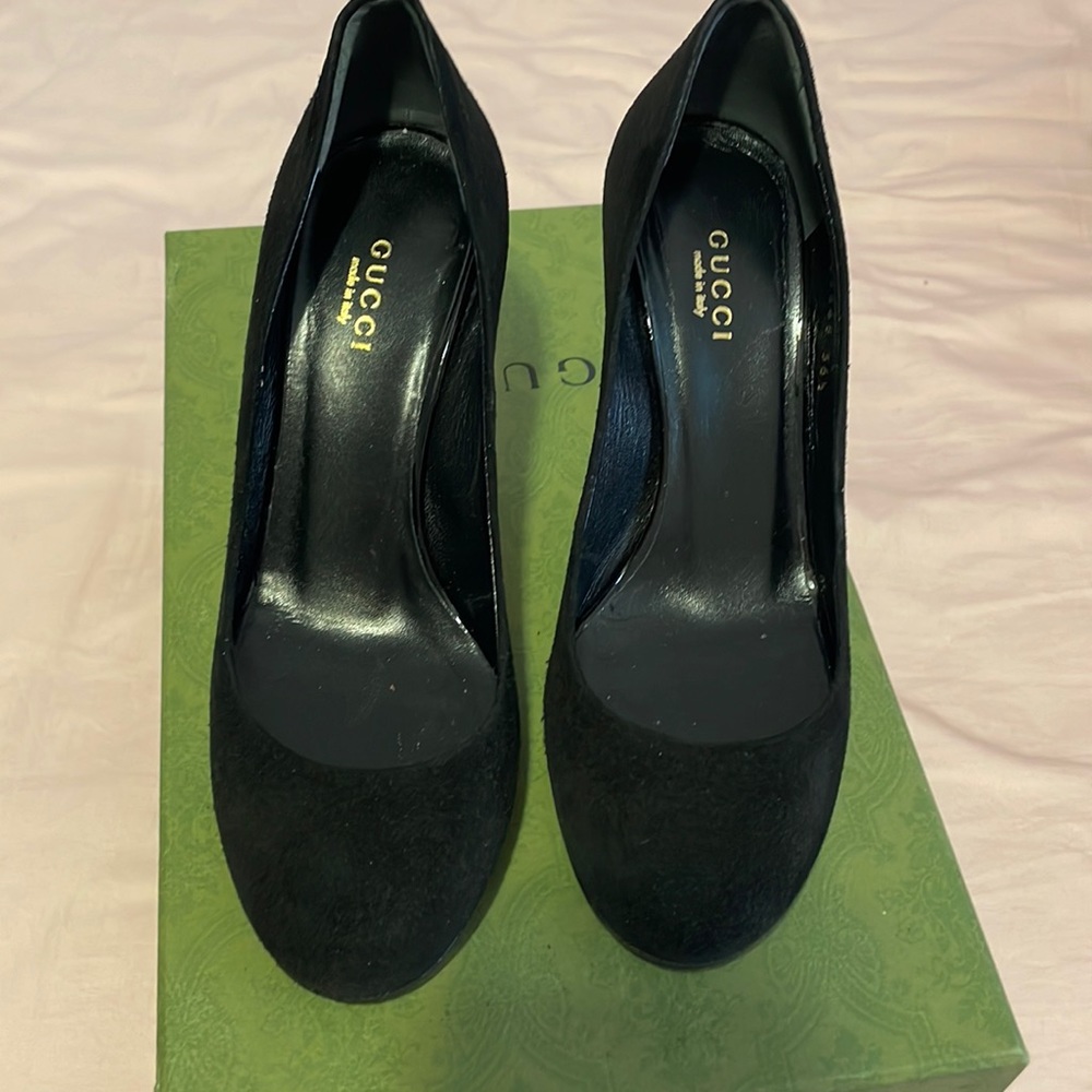 Gucci suede pumps